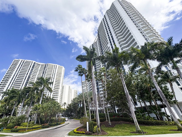 South Tower at The Point  photo 2